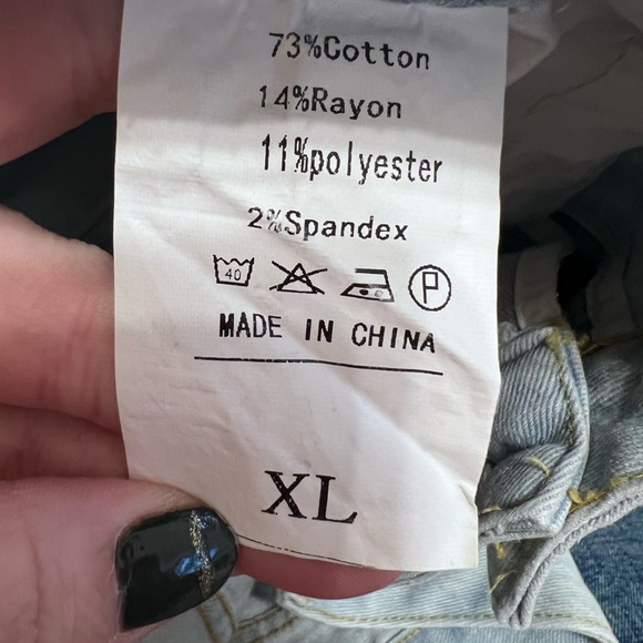 NEW! Wide leg light wash destroyed jeans - Picture 4 of 4